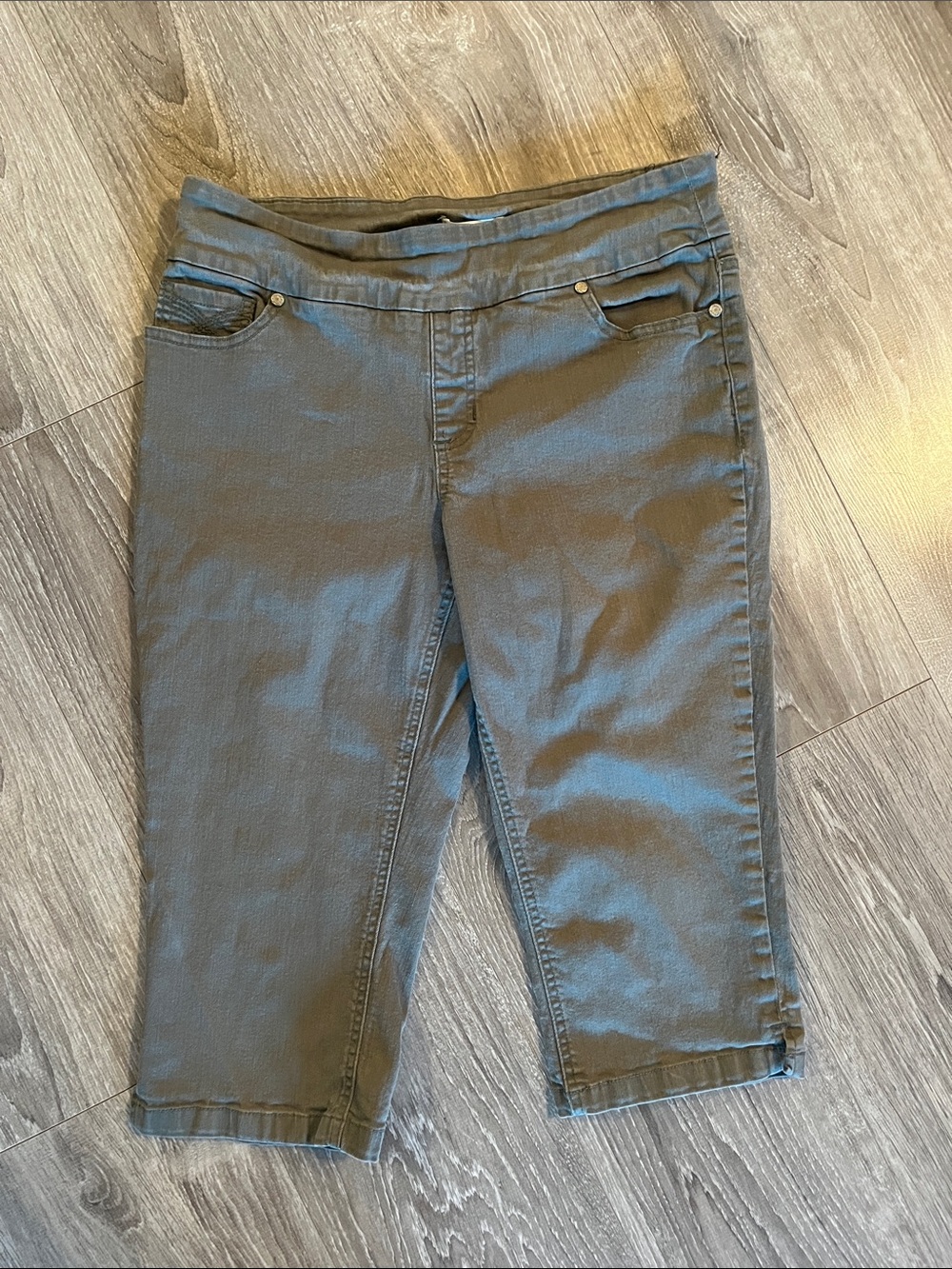 Northern Reflections Sage Green Pull-On denim capris 98% cotton. Size 12P. 8, 10